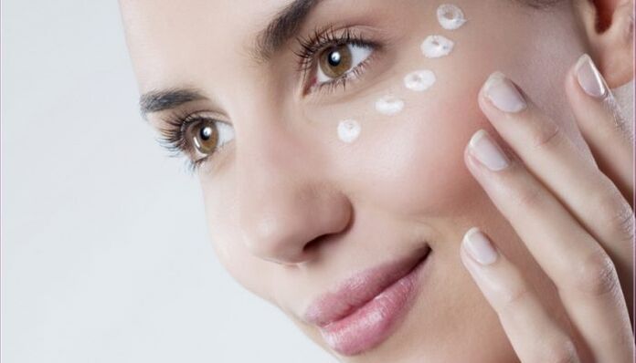 Rejuvenate the skin around the eyes with cream.