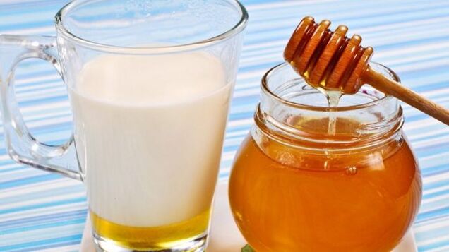 Kefir with honey for the rejuvenating treatment of the skin of the hands.