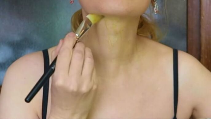 applying a mask on the neck to rejuvenate the skin of the décolletage
