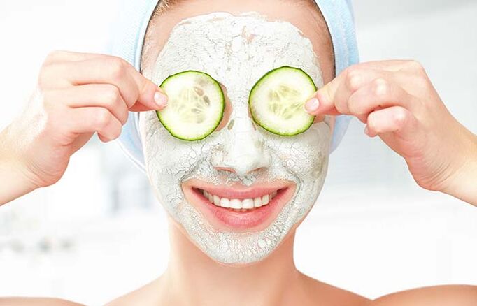 Rejuvenating skin mask based on natural ingredients. 